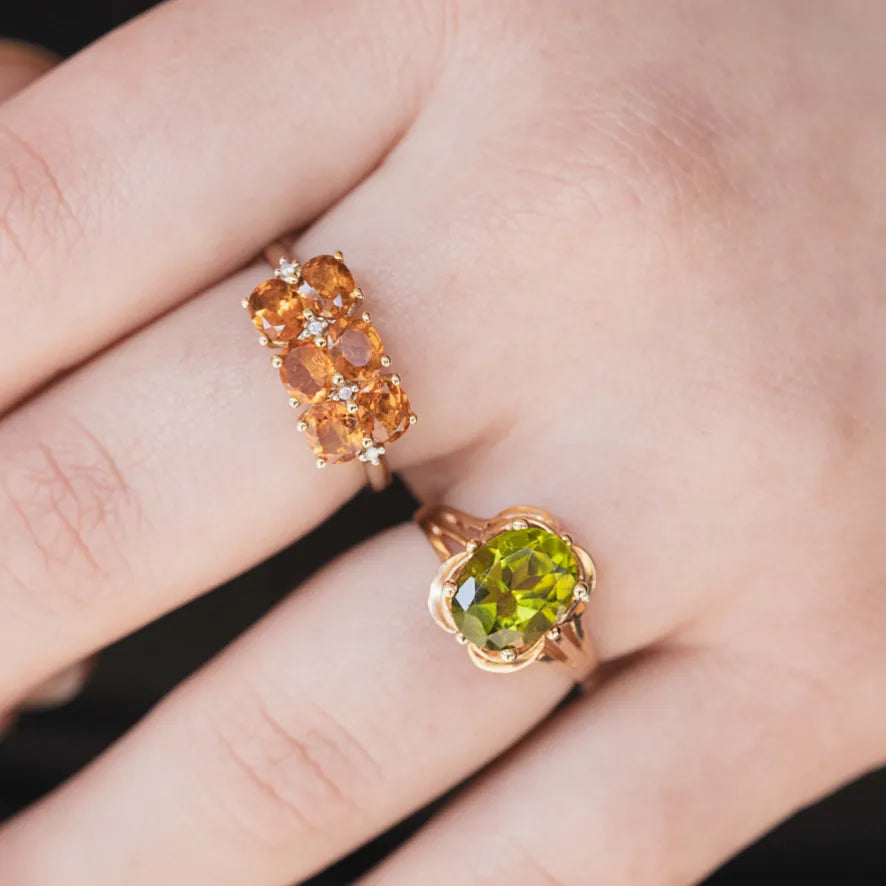 sieraden combinatie tussen peridot en citrien in vintage ringen van 9 karaat geel goud