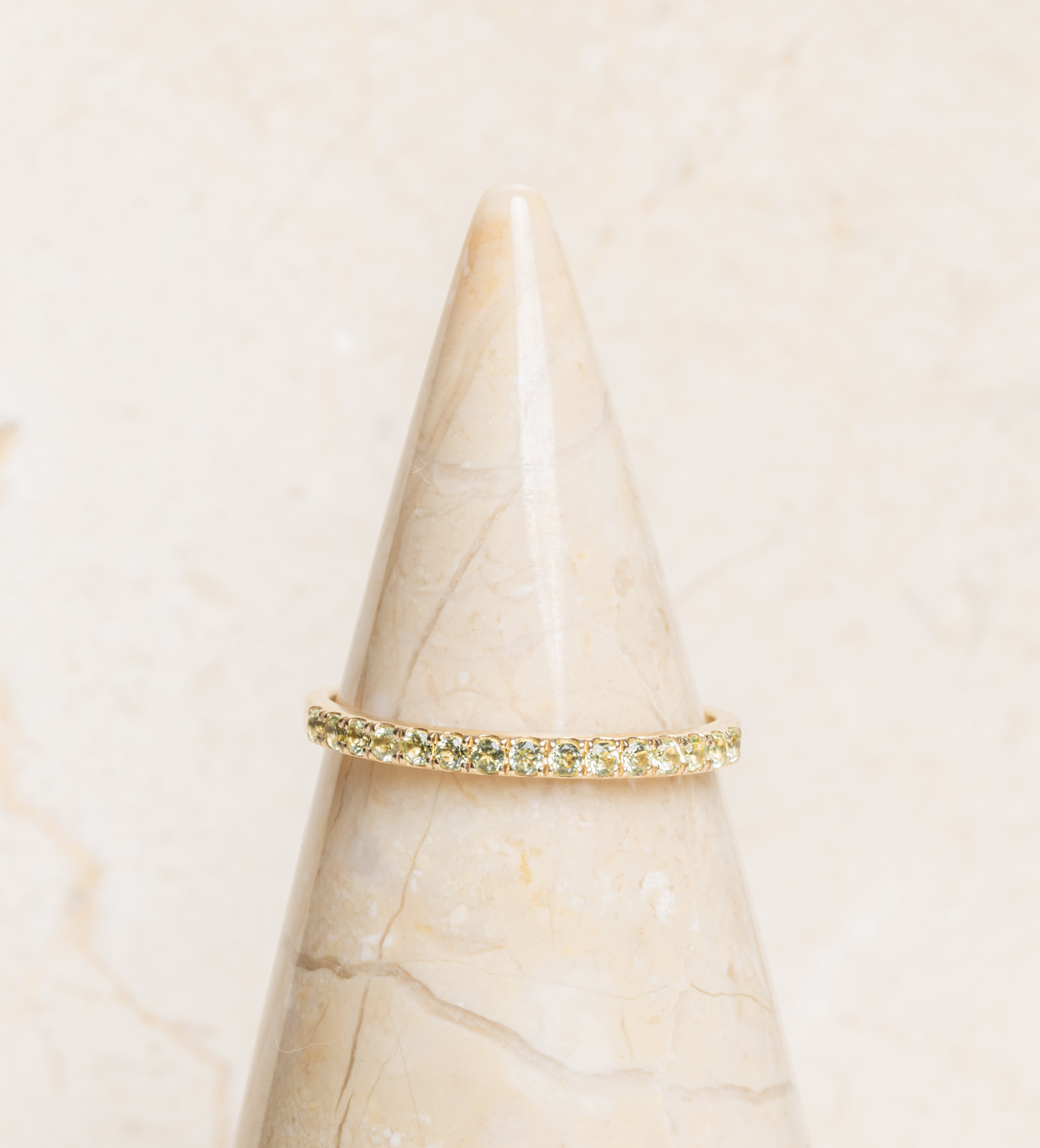 geboortesteen alliance ring in peridot