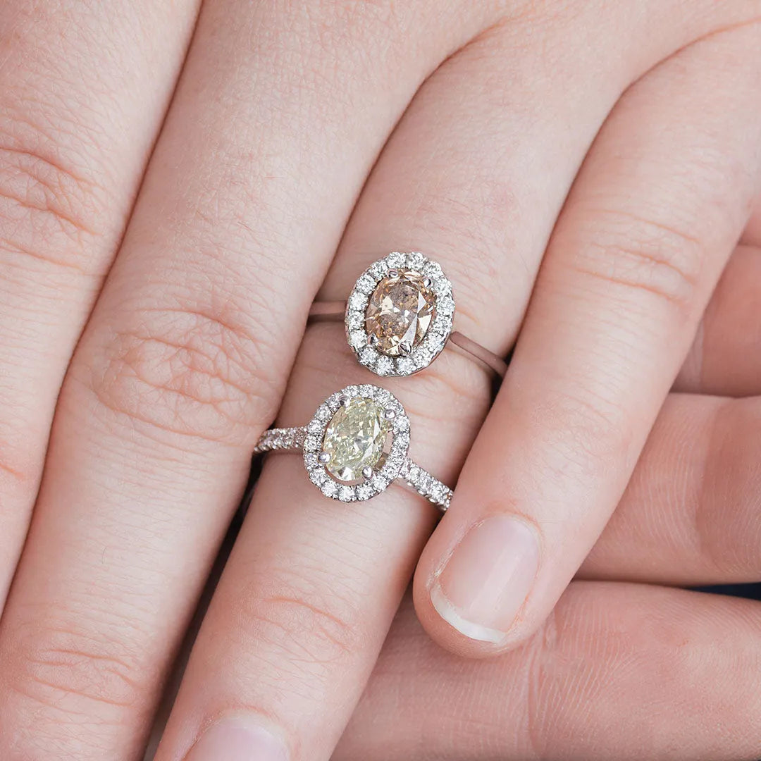 Bruine en licht gele Diamant verlovingsringen met en zonder alliance