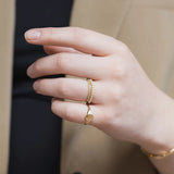 parel en peridot stapelring, geboortesteen of birthstone van augustus en juni met een zegelring als pinkring