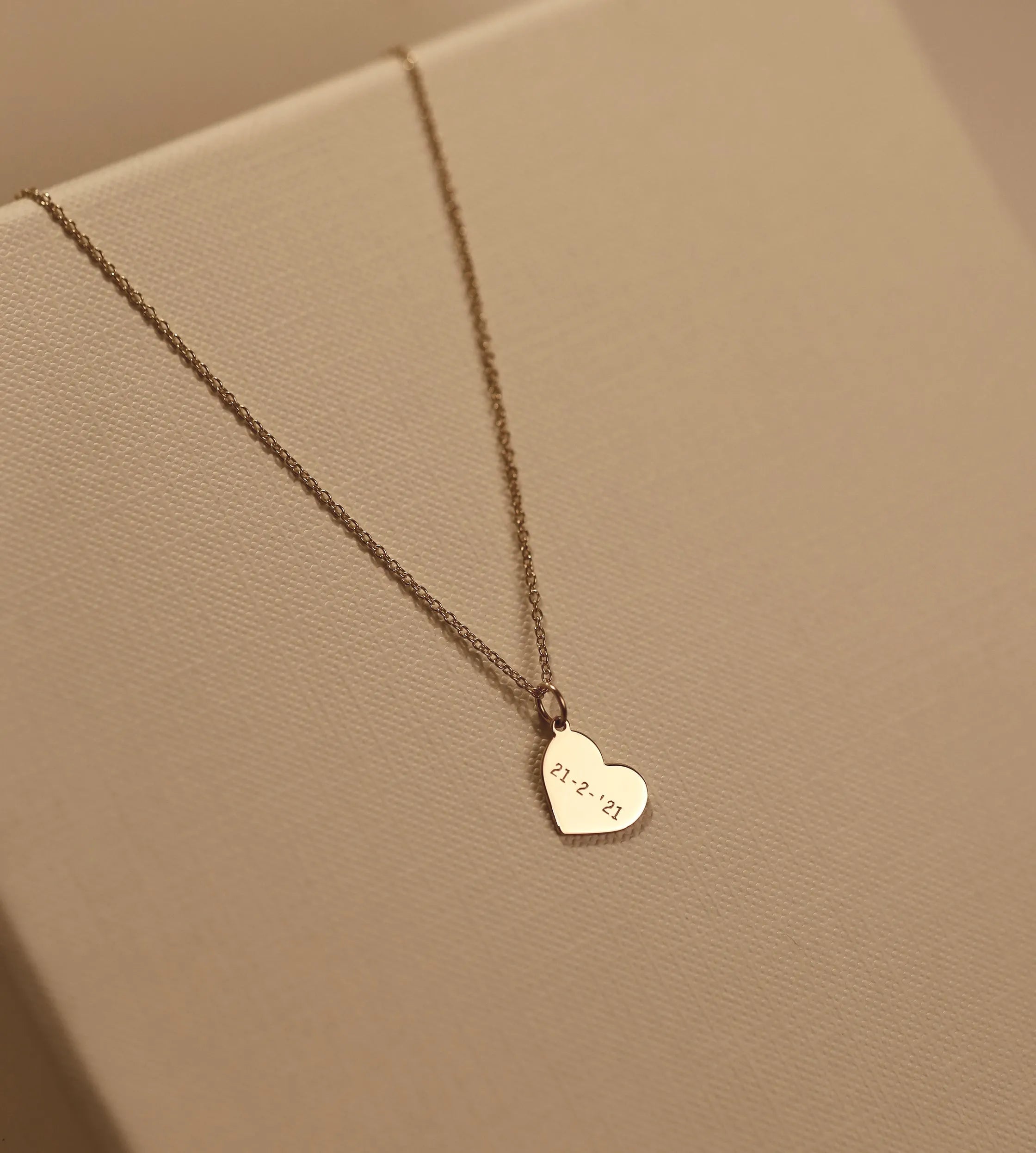 Initial Heart Token 14 karaat goud, Objet Dore