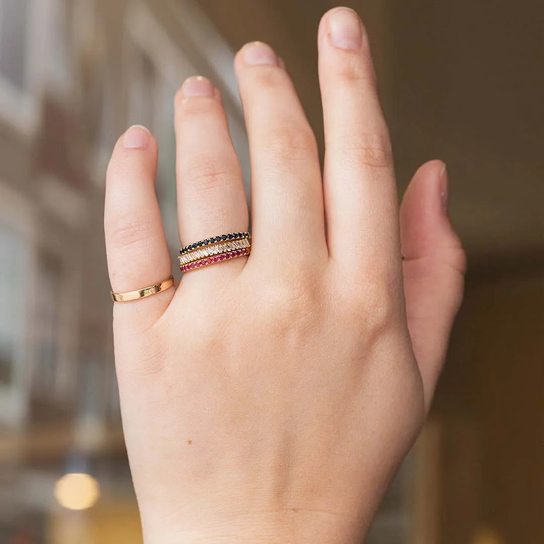 geboortesteen ringen met robijn saffier en baguette diamant