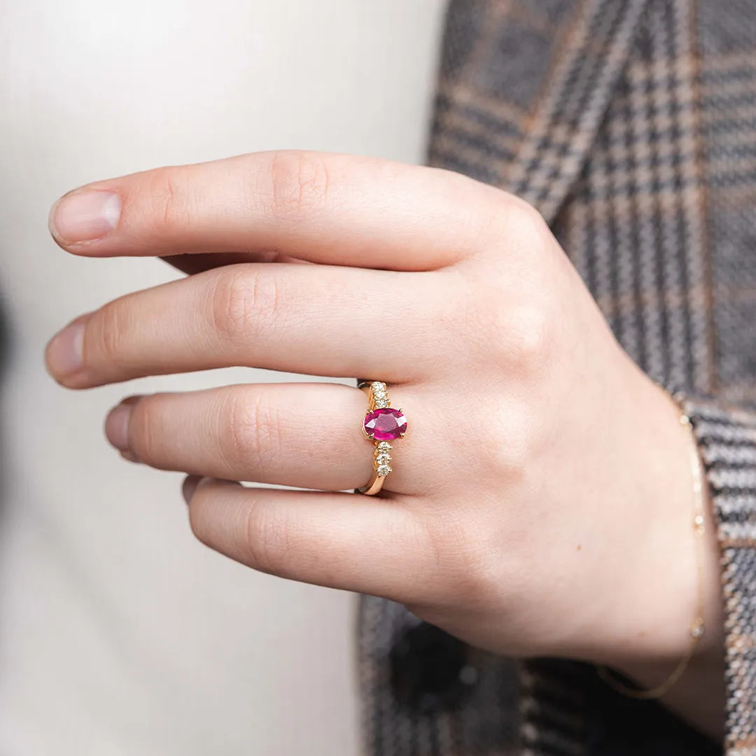 Robijn en diamant eyecatcher ring 18 karaat goud