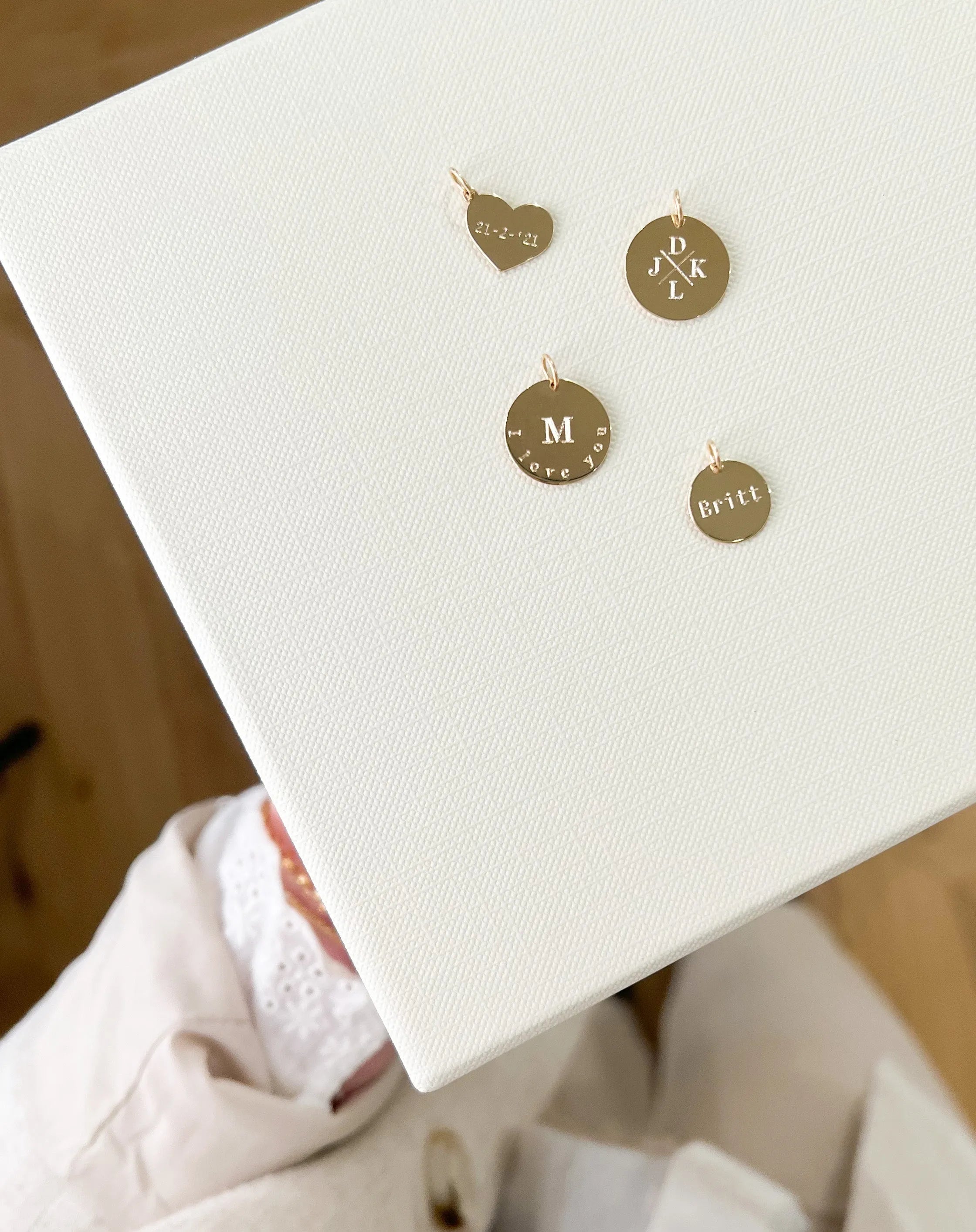 Initial Heart Token 14 karaat goud, Objet Dore