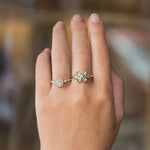 Diamanten trilogie met diamant halo en een vintage groene topaas ring met witte saffier