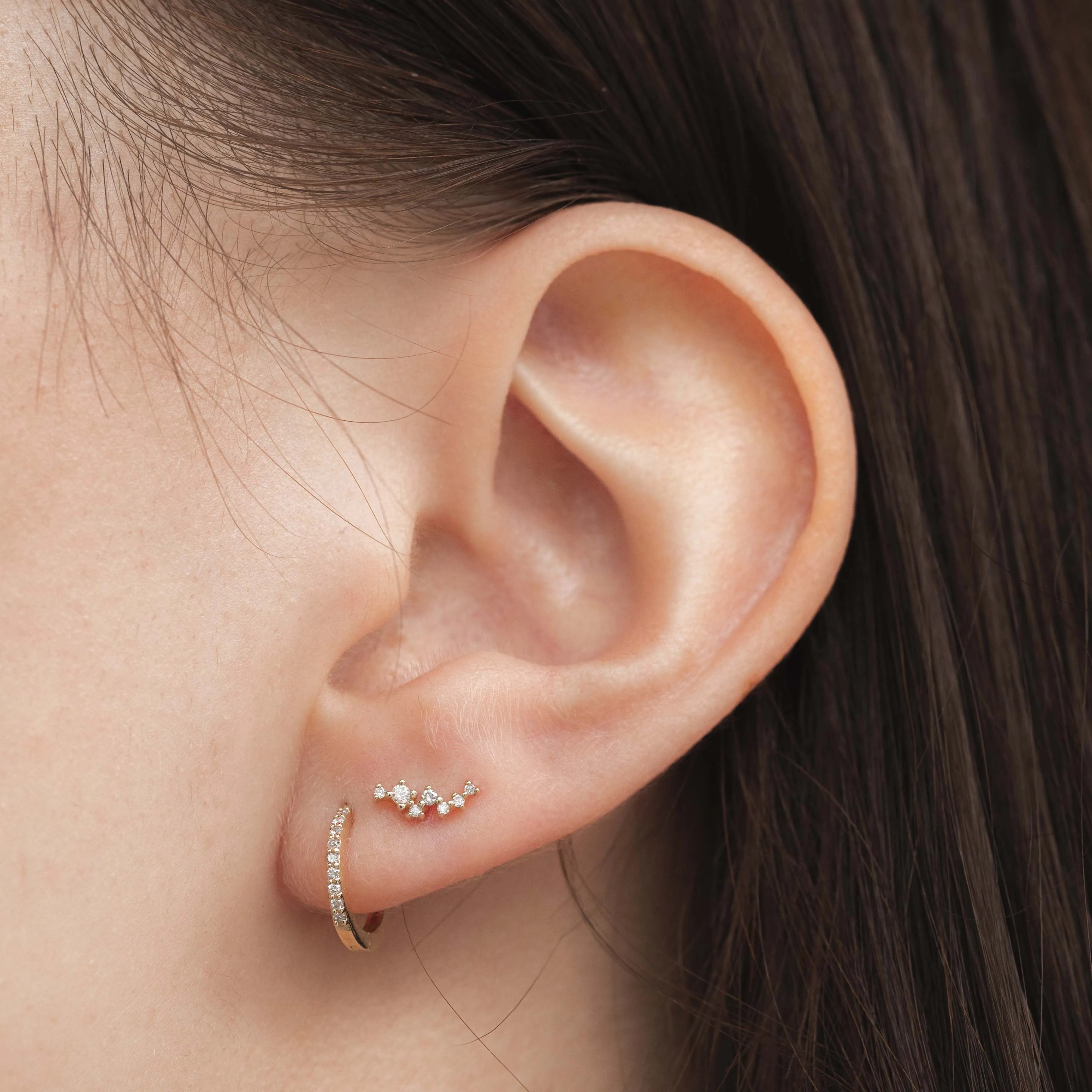 gouden oorbellen met speelse diamant piercing stud