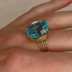 22.50ct Frosted Facet Geslepen Dectagon Swiss Blue Topaas ring 14k geelgoud, Objet Dore